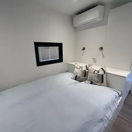 Hausboot Bakerman 보트호텔 *