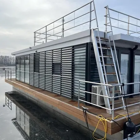 Hausboot Bakerman 보트호텔 *