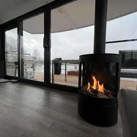 Hausboot Bakerman 보트호텔 *